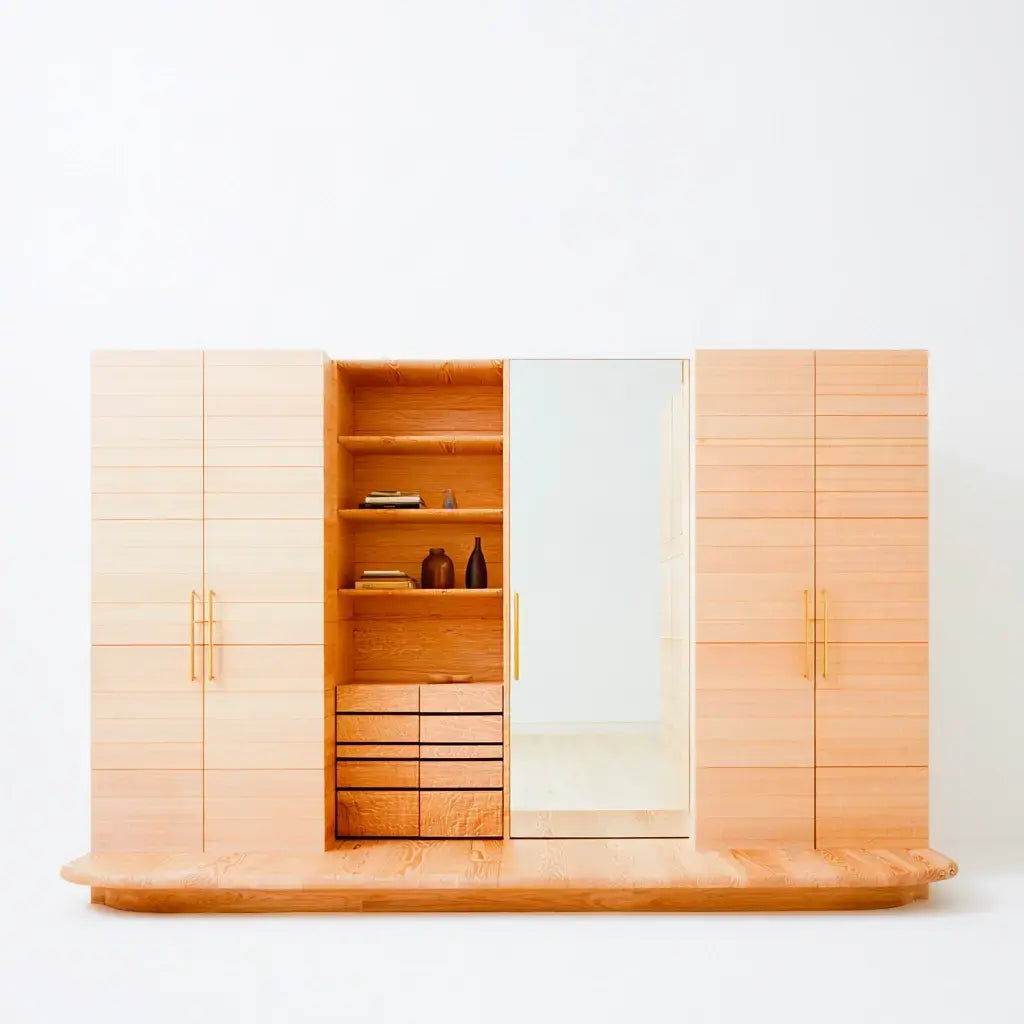 Armario beige y blanco con puertas laterales y huecos centrales, ideal para almacenamiento en armarios y roperos de ModularSofaHaven.