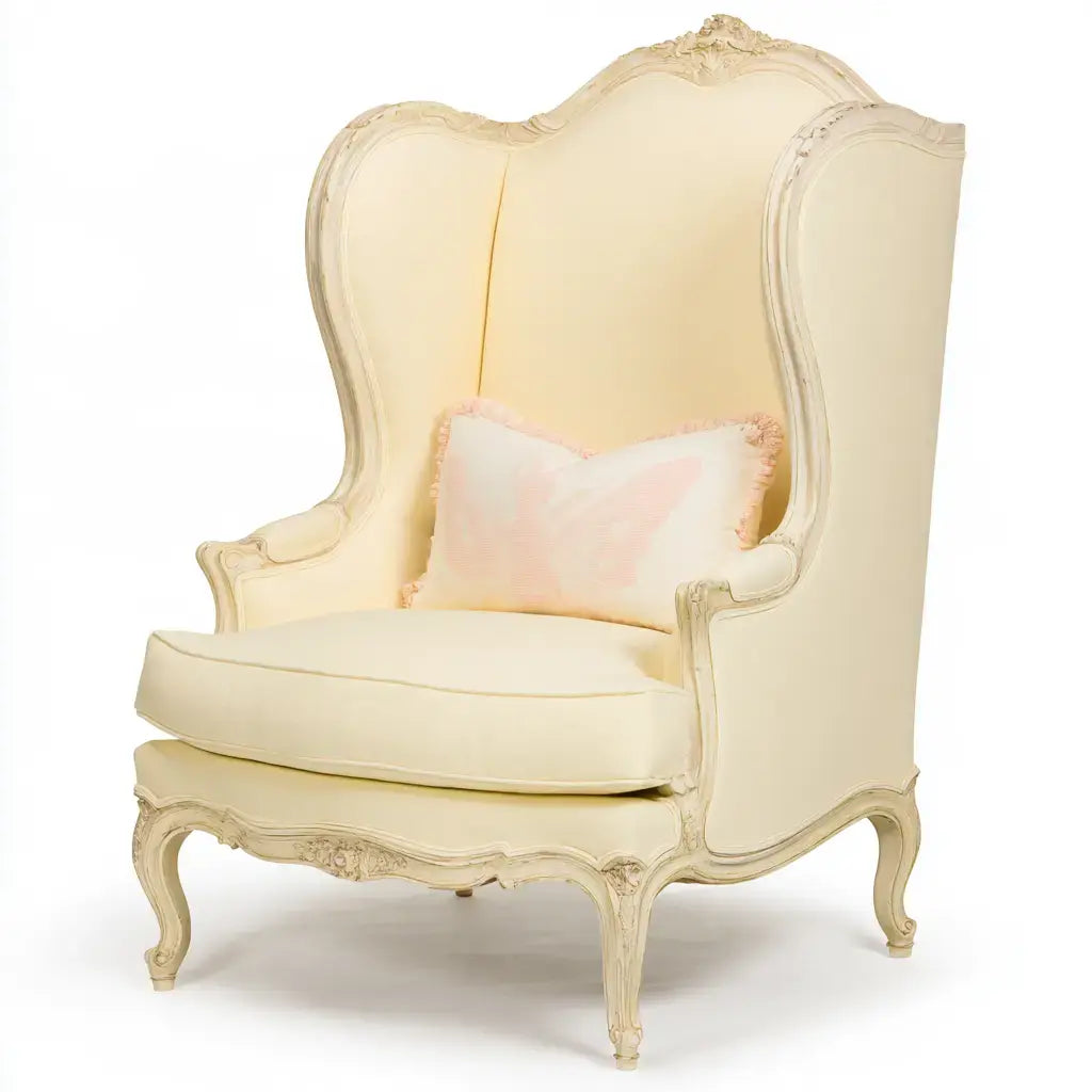 Sillón orejero beige con patas curvas y diseño ornamental, sofá y sillón de estilo moderno de la marca ModularSofaHaven.
